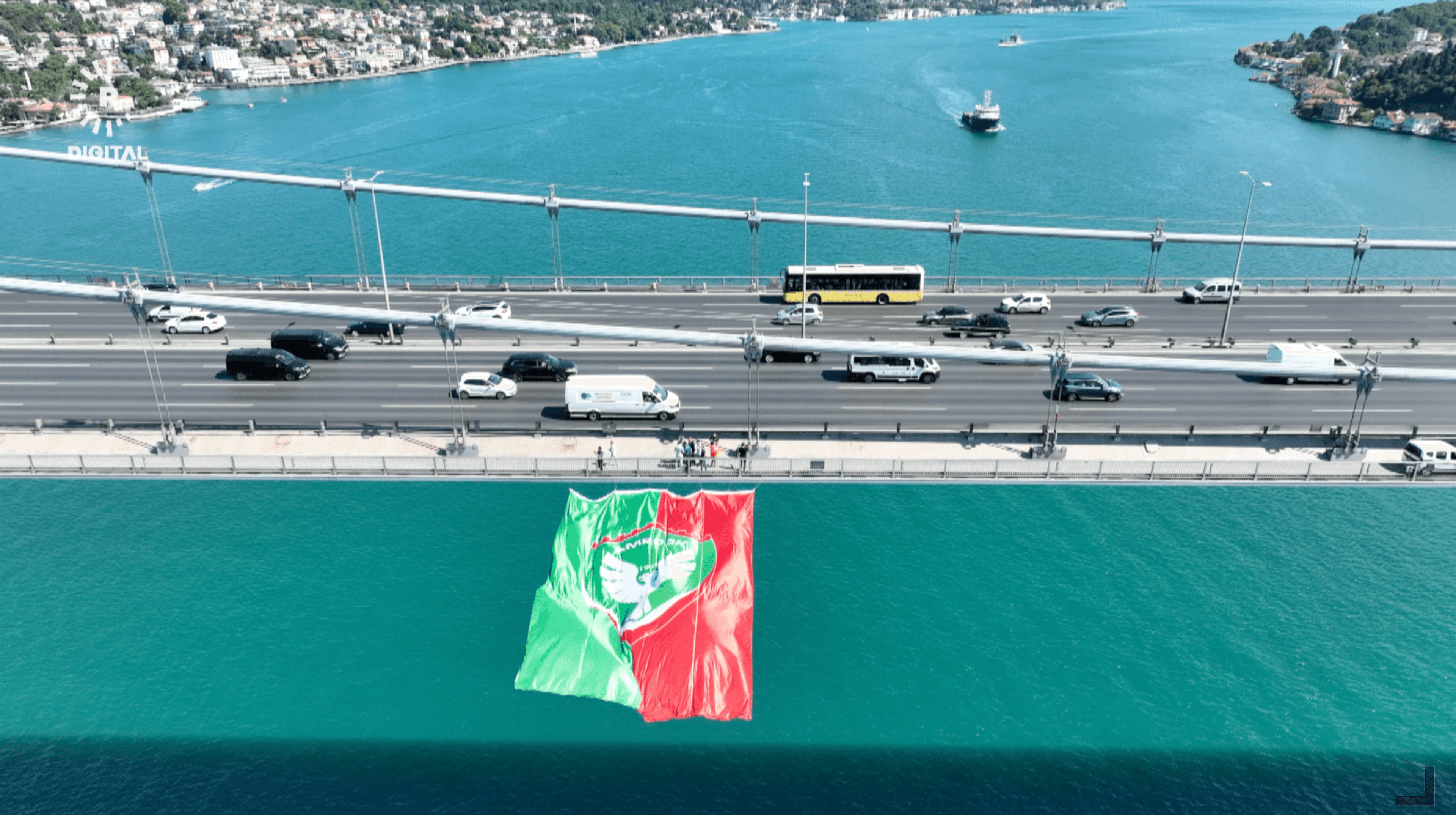 Amedspor bayrağı Fatih Sultan Mehmet Köprüsü’nde dalgalanıyor