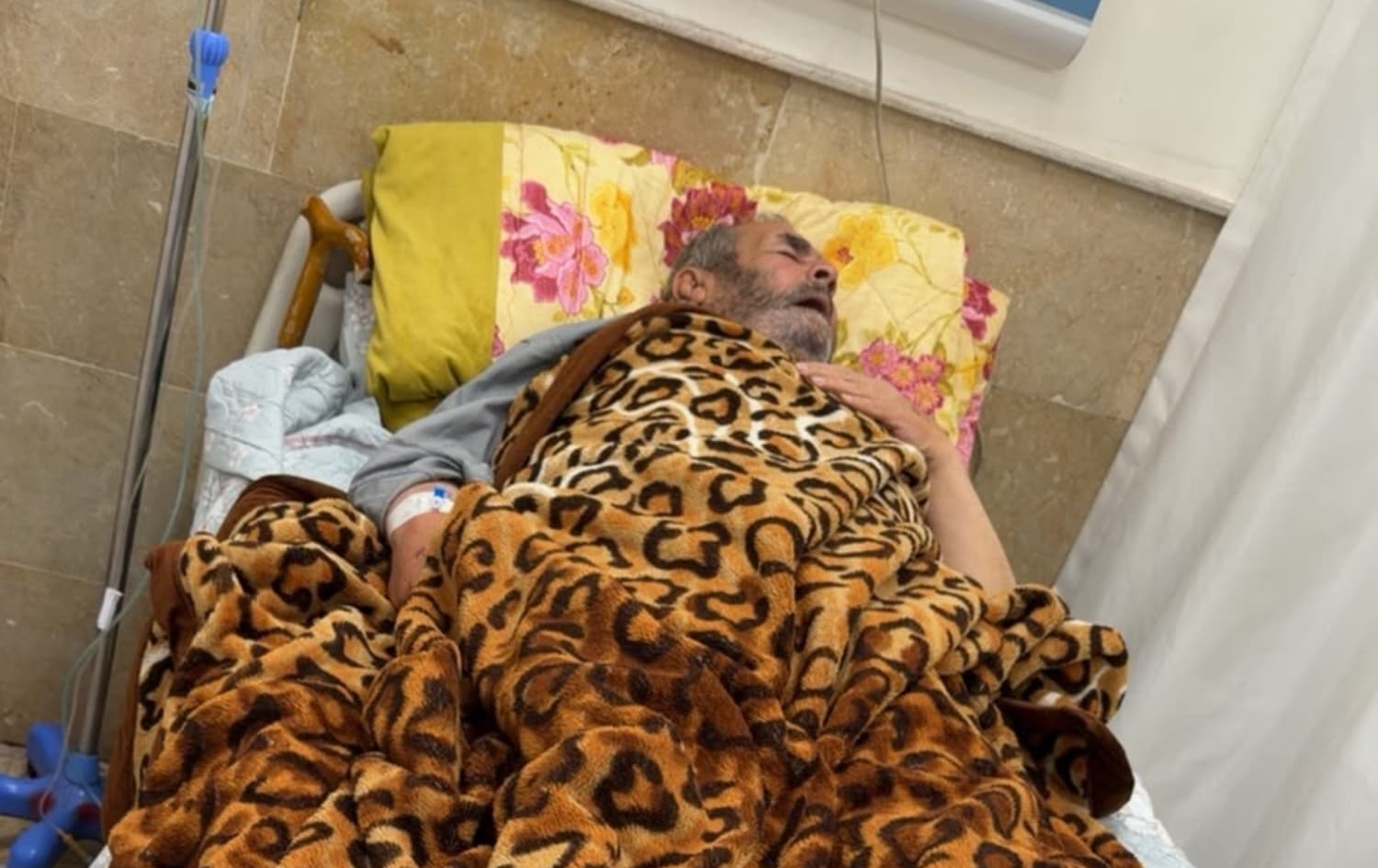 دۆخی تەندروستیی مام عەزیز باوکی (هەڵکەوت عەزیز) تێکدەچێ و دەگەیێندرێتە نەخۆشخانە