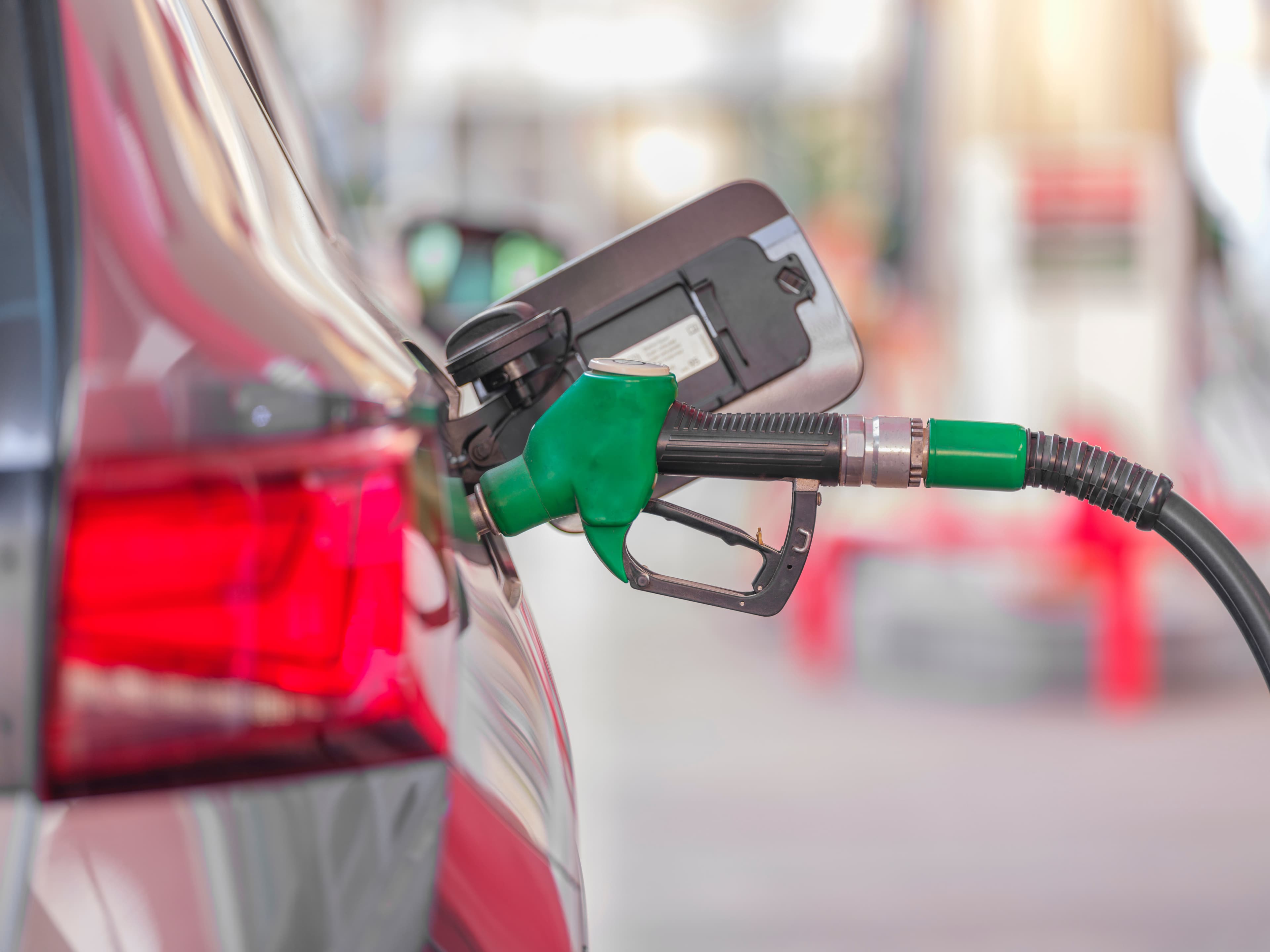 Petrol fiyatları düşüyor, pompaya neden yansımıyor? Bakan Bayraktar nedenini açıkladı
