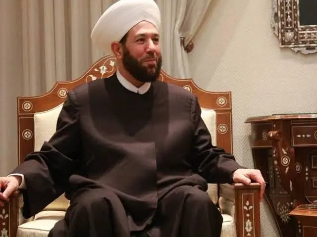 ŞAM- Eski Başmüftü Hassun savaş suçlarından hakim karşısında!