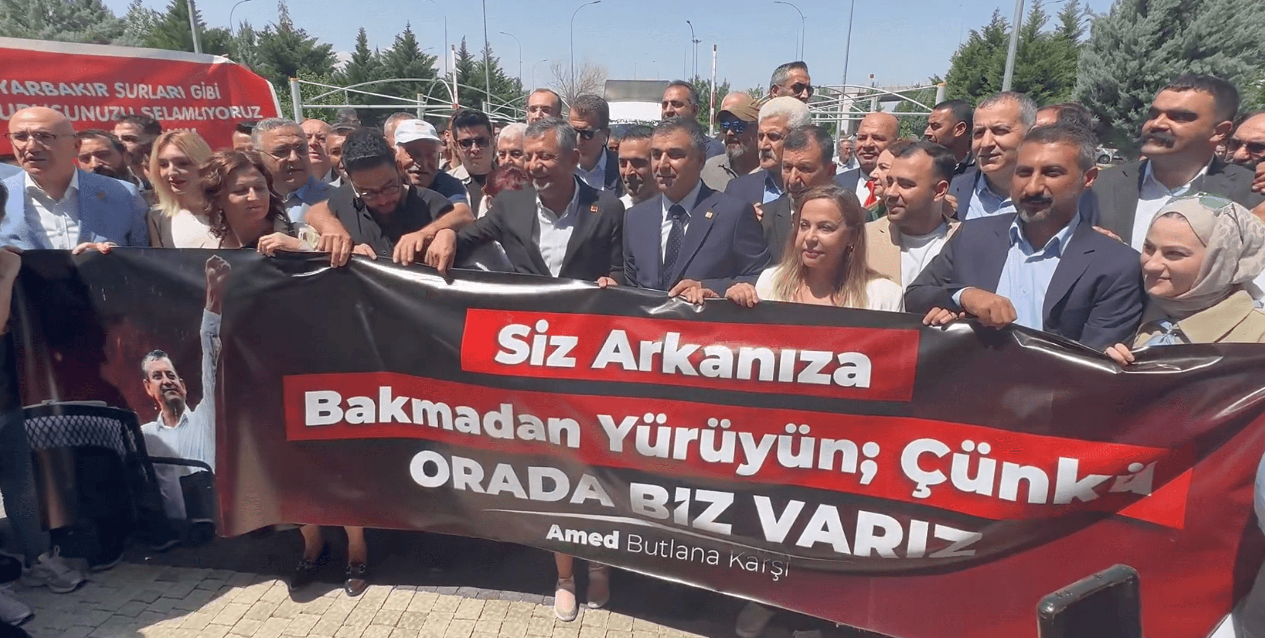 Özgür Özel Diyarbakır'da davul-zurna ve zılgıtlarla karşılandı