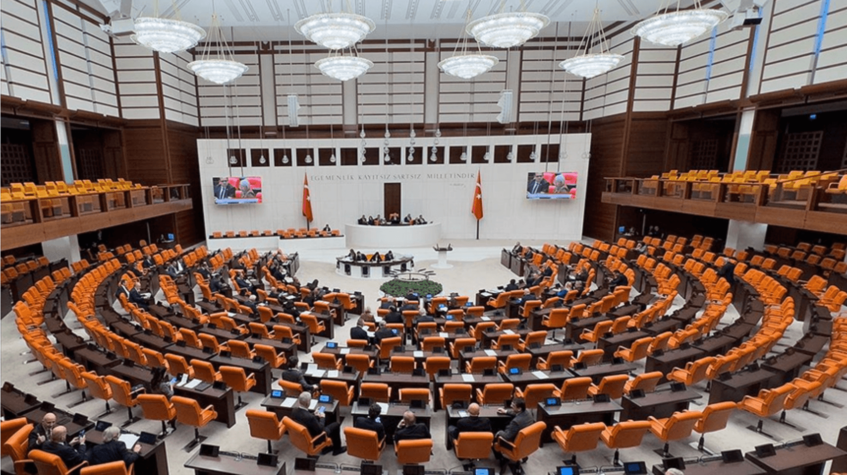 TBMM'de sandalye dağılımı değişti: CHP 136’ya düştü, AK Parti 277 vekile ulaştı