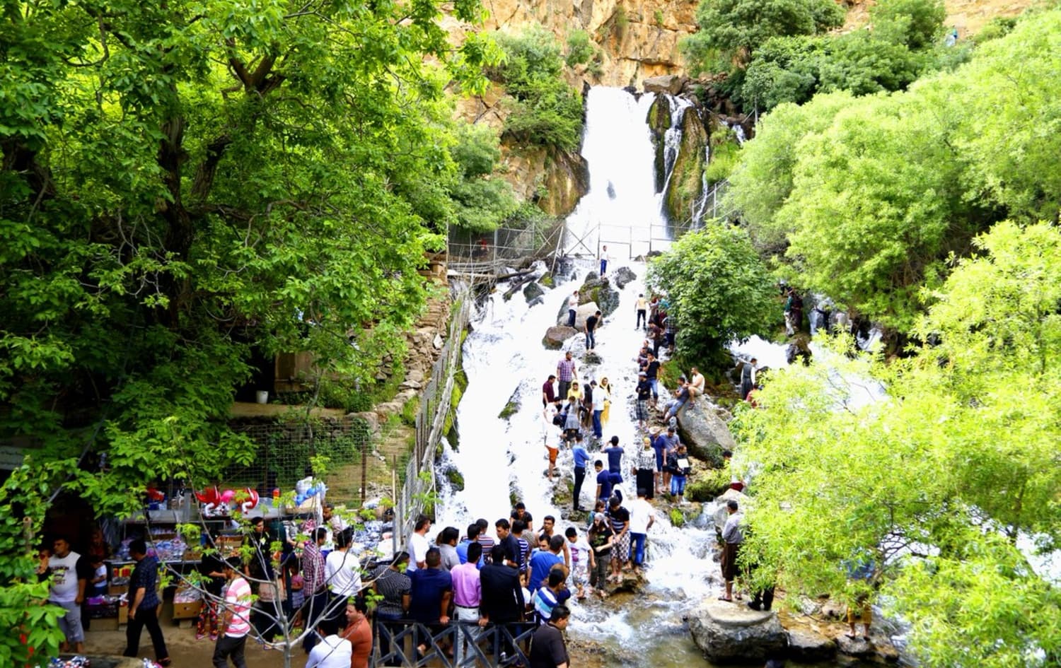 ژمارەیەک گەشتیار لە سەیرانگای ئەحمەد ئاوا
