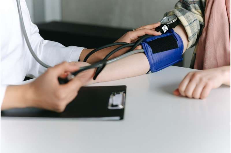 توێژینەوەیەک: پشکنینی پەستانی خوێن لە کلینیکی چاو دابندرێت