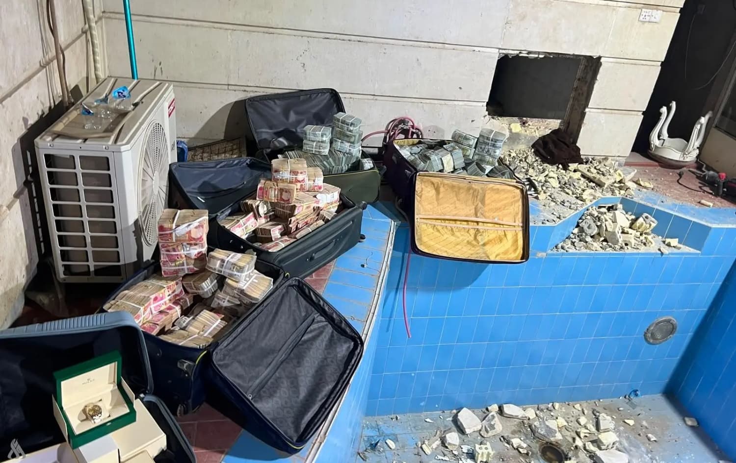 'Şafak Operasyonu': Iraklı yetkililerin evlerinde şu ana kadar 200 milyar dinar ve 100 kilo altın ele geçirildi