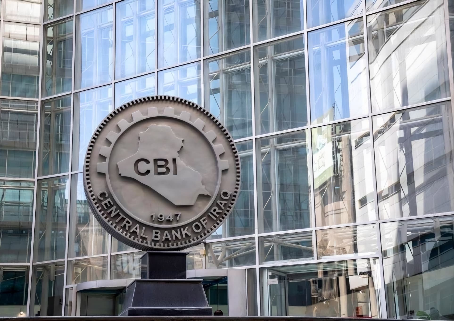 Iraq’s central bank cuts traveler dollar allocation, cites banking reforms