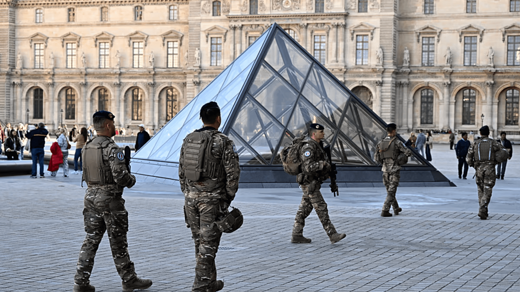 Louvre'daki 88 milyon euroluk soygunun zanlıları konuştu: '25 bin euro için yaptık'