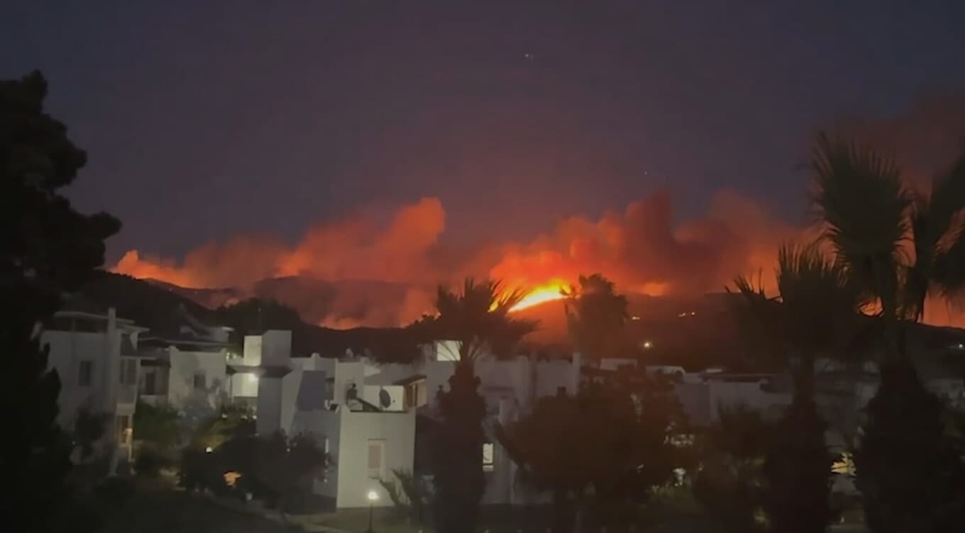 لە تورکیا لەبەر مەترسیی ئاگری دارستان هەزار هۆتێل و شوێنی گەشتیاری چۆڵ کران