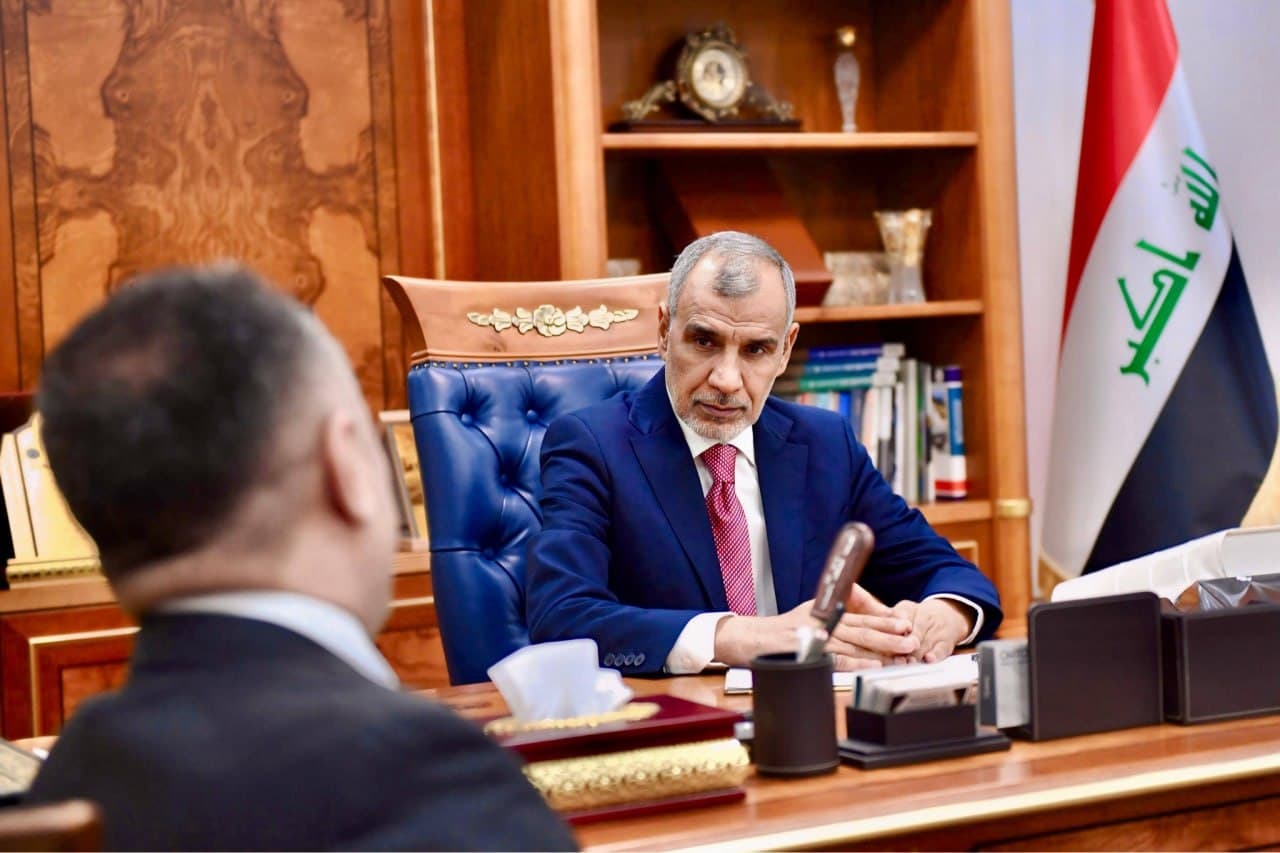 دوای گەڕانەوەی لە ئەمریکا؛ وەزیری دارایی عێراق لەگەڵ لیژنەی دارایی پەرلەمان کۆبووەوە