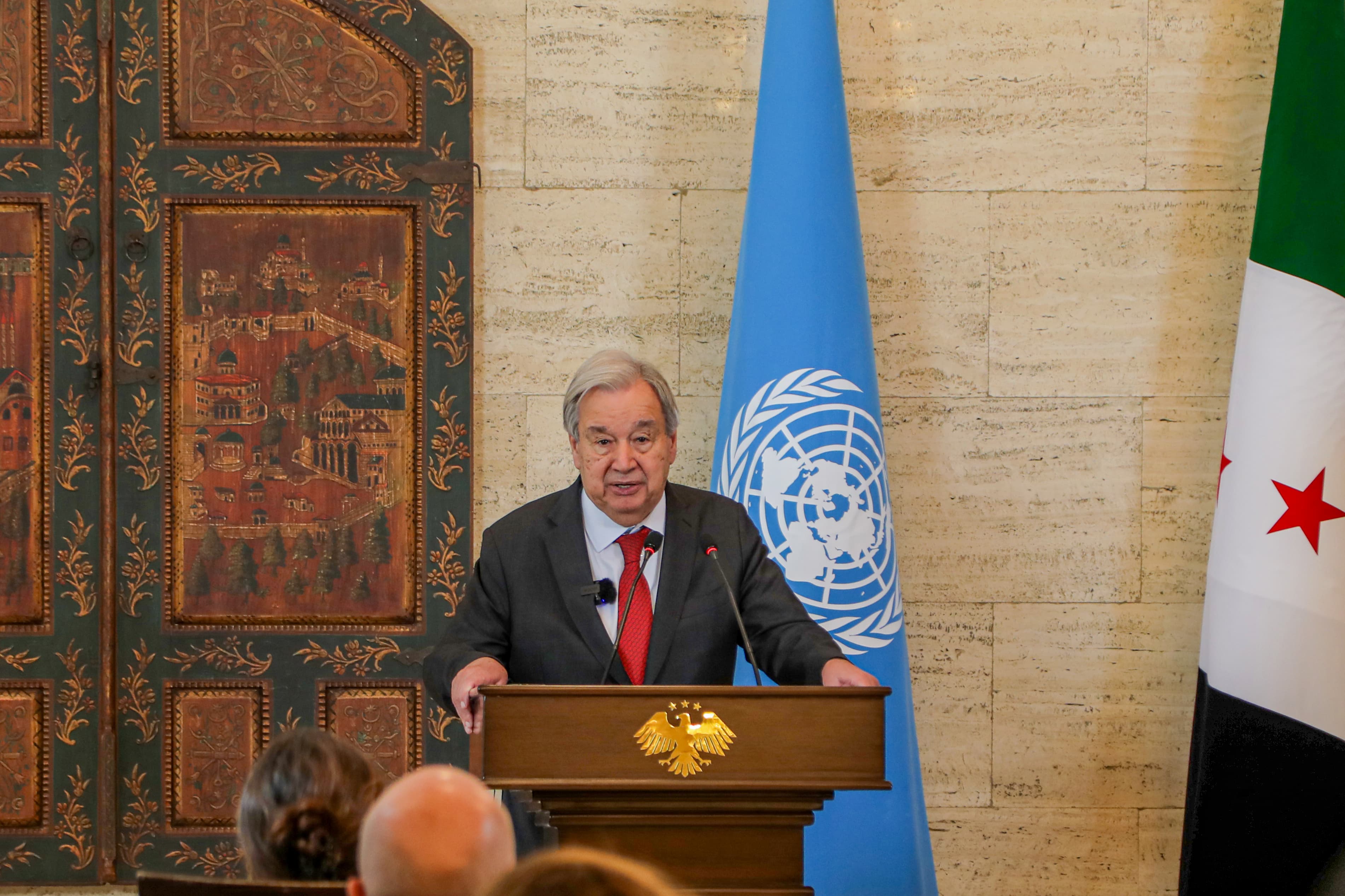 Guterres  (solda) ve Şeybani, Şam'da yaptıkları görüşmenin ardından ortak basın toplantısı düzenledi.
