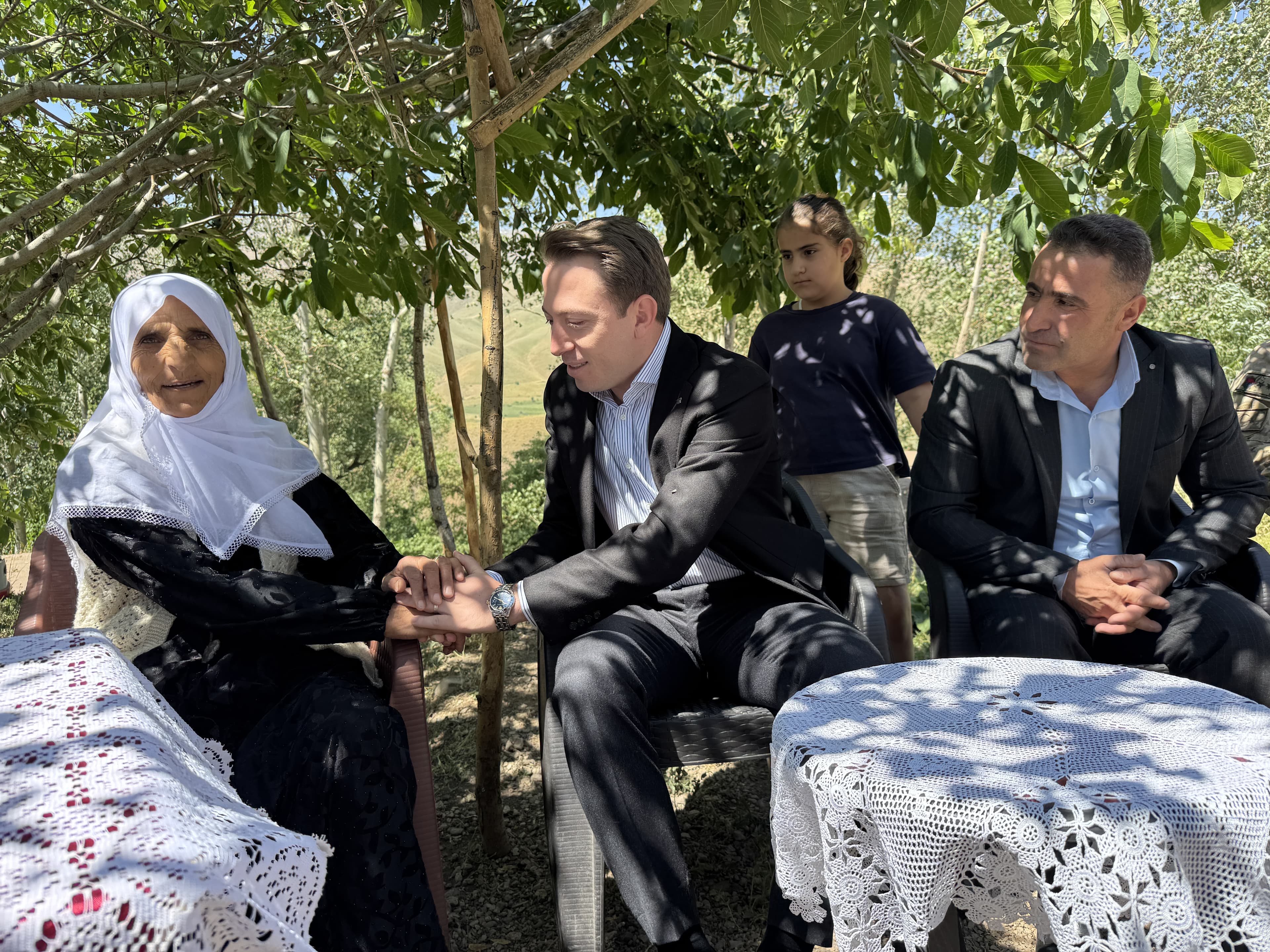 Yüksekova Kaymakamı, ineği telef olan aileye inek ve buzağı hediye etti
