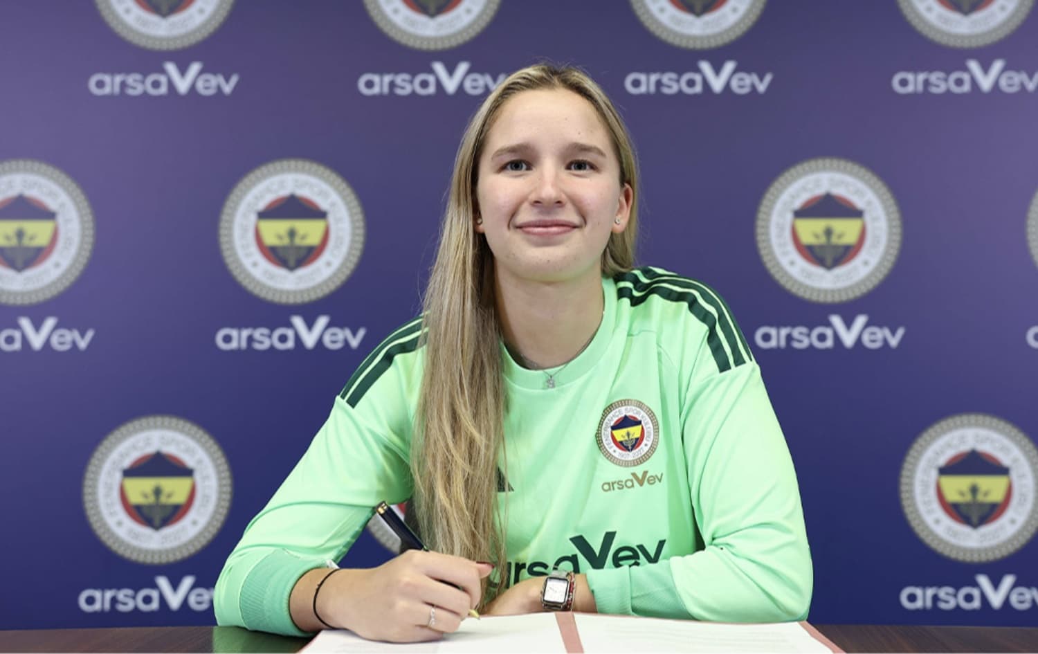 Fenerbahçe Kadın Futbol Takımı, Uruguaylı kaleci Ale ile sözleşme imzaladı