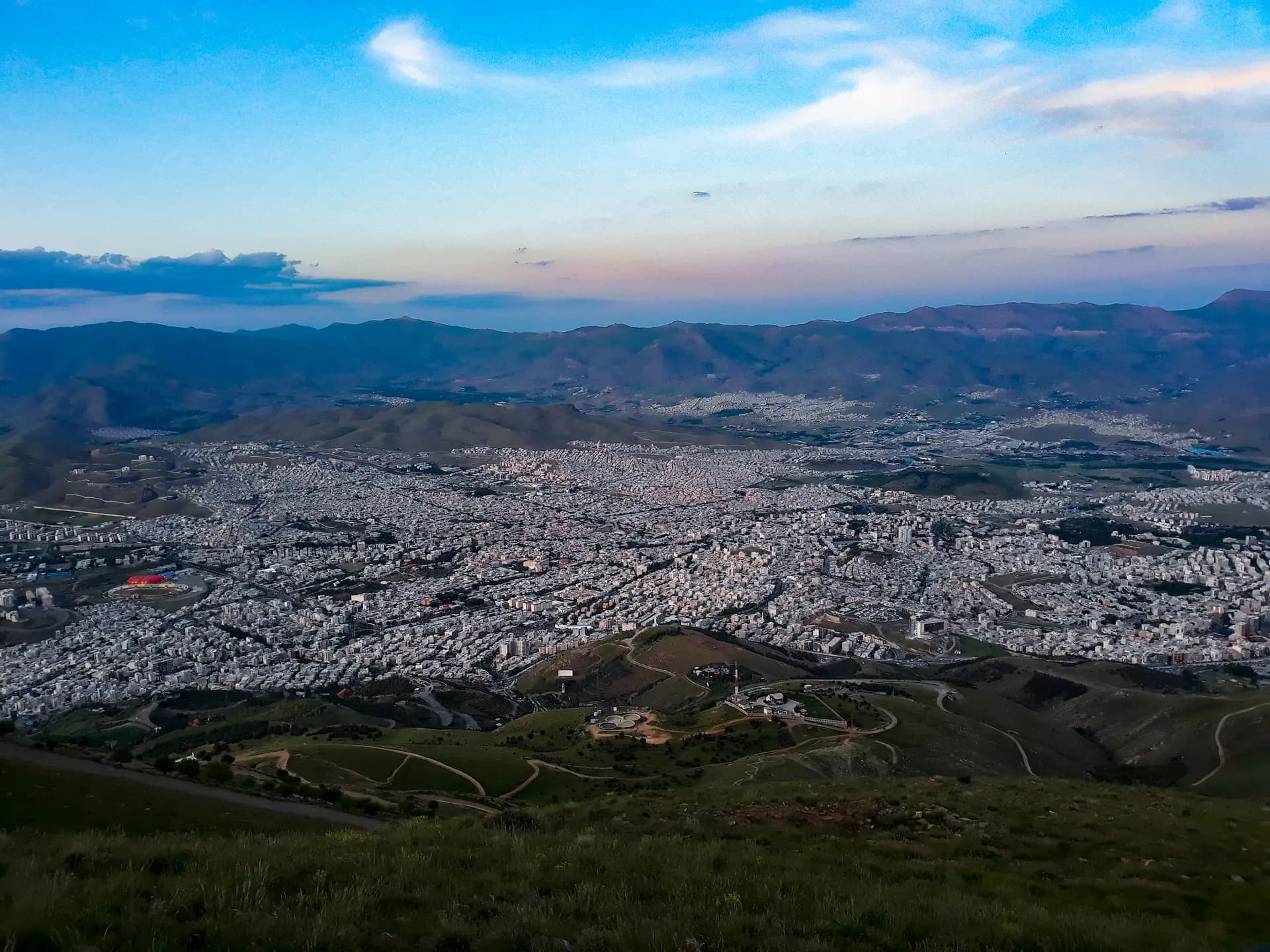 بەهۆی گەرماوە لە سنە و کرماشان پشووە
