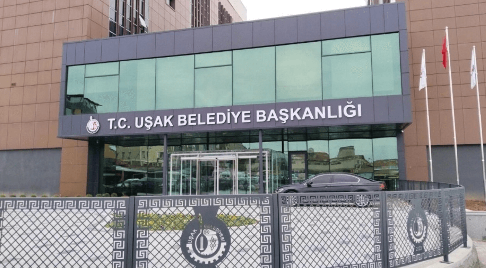 Uşak Belediyesi’ne operasyon: Belediyeden maaş, başkanın işletmelerinde çalışma