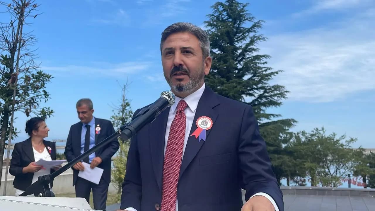 Alîkarê wezîrekî Tirkiyeyê wêneyê Alaya Kurdistanê parve kir û paşê rakir