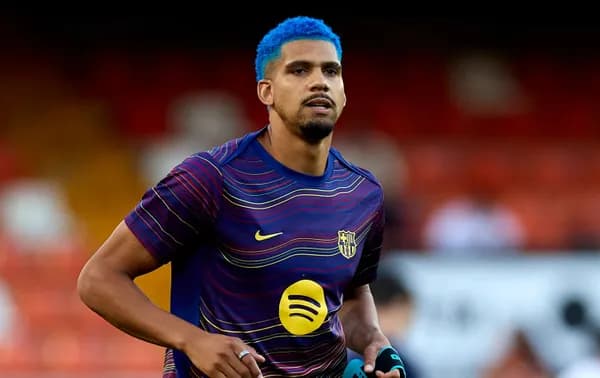 Liverpool, Barcelona'dan Ronald Araujo'yu kiralık olarak renklerine bağladı