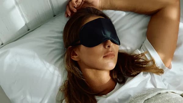 توێژینەوەیەک: تەنیا یەک کاژێر خەوی زیاتر، نمرەی قوتابییانی زانکۆ بە رێژەیەکی بەرچاو بەرزدەکاتەوە