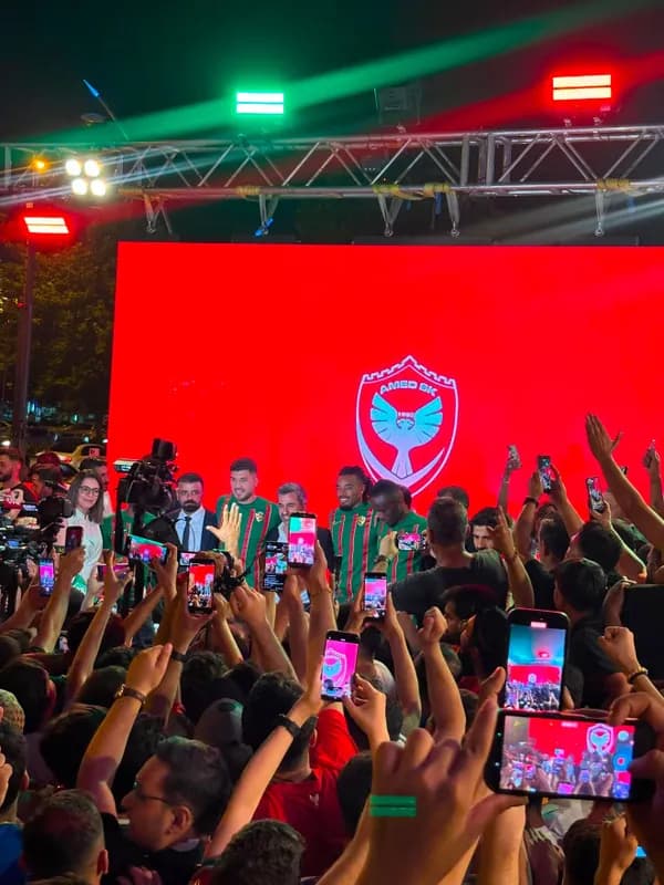 ئامەدسپۆر لە کەرنەڤاڵێکی گەورەدا پێنج گرێبەستی نوێی واژۆکرد