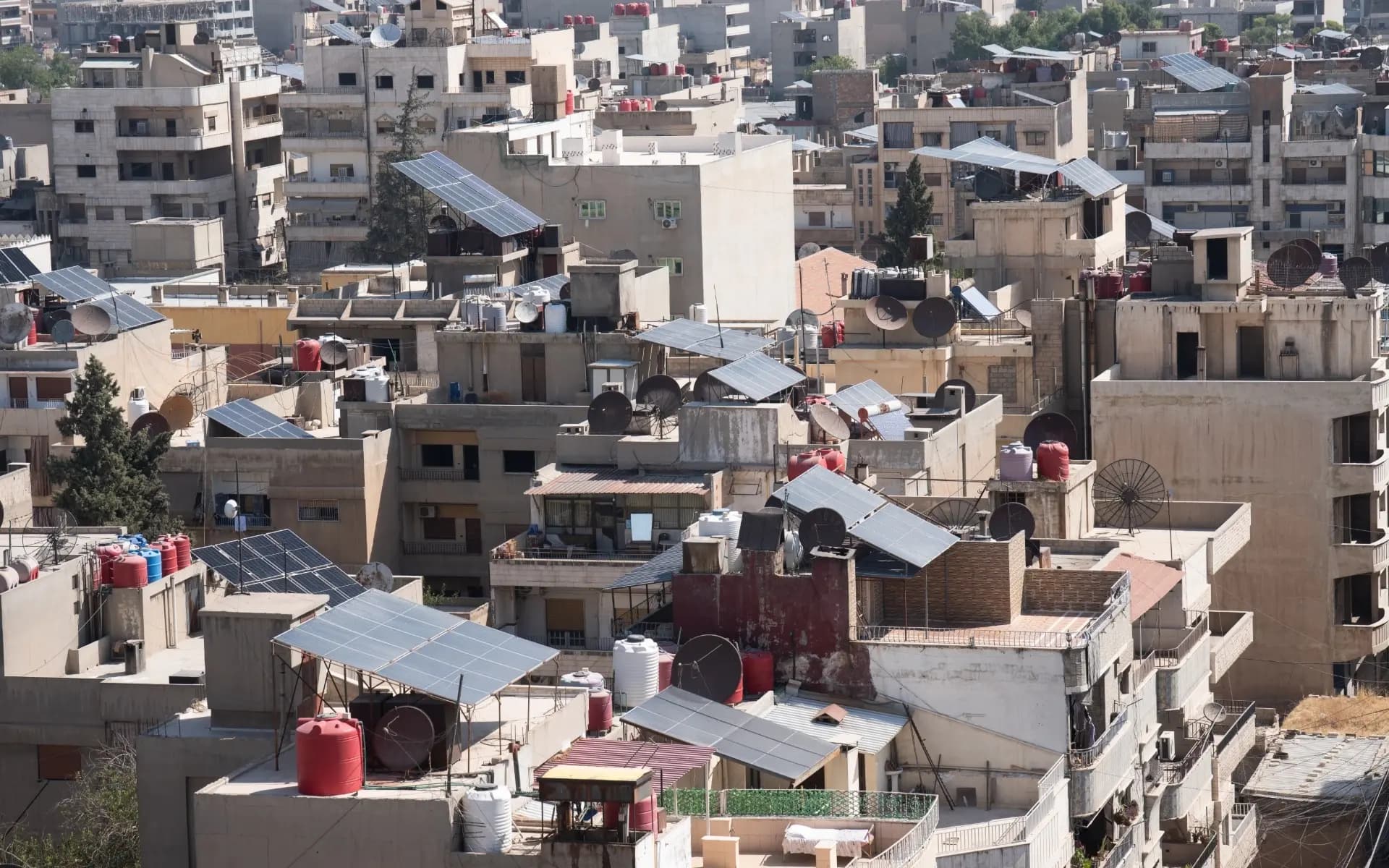 Xelkê Qamişloyê ji ber bihabûna karebayê berê xwe daye enerjiya rojê
