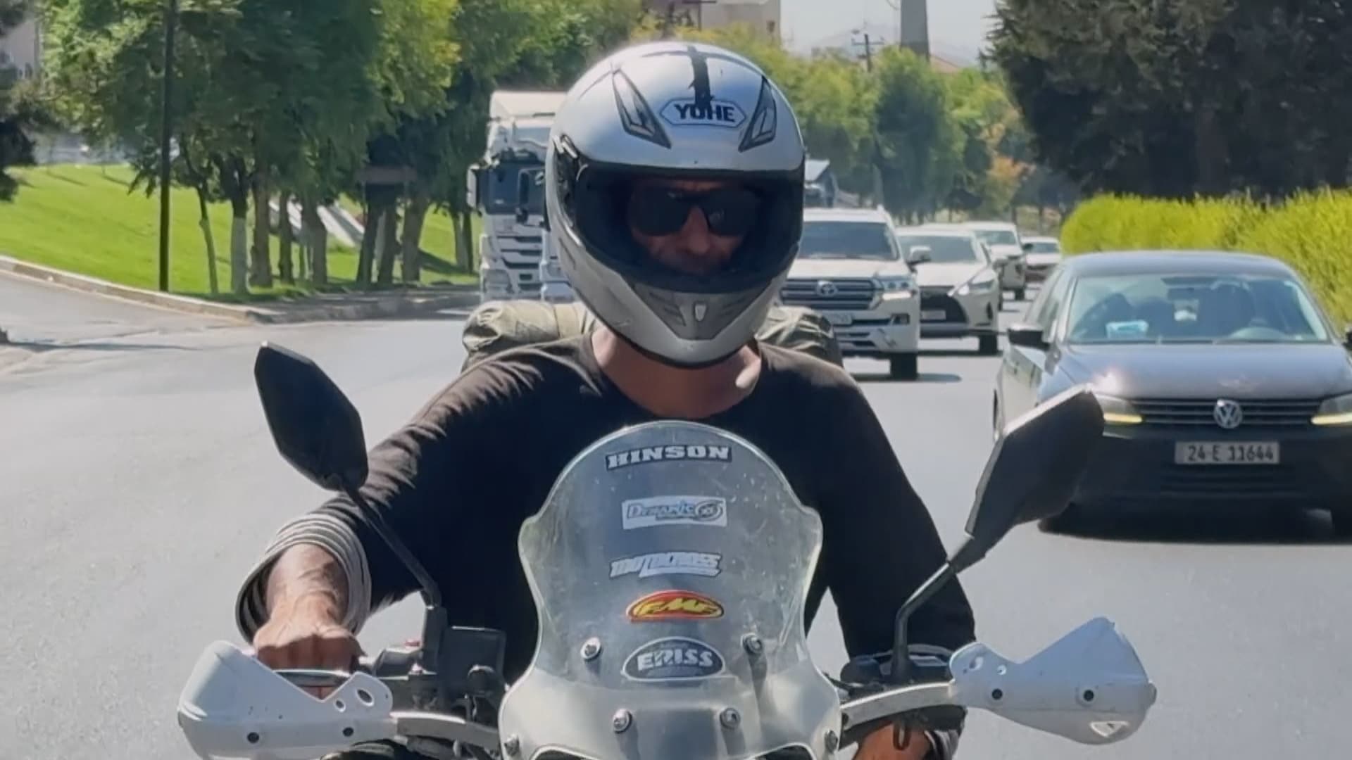 هونەرمەندێکی خوراسان بە ماتۆڕسکیل سەردانی  سێ پارچەی کوردستان دەکات