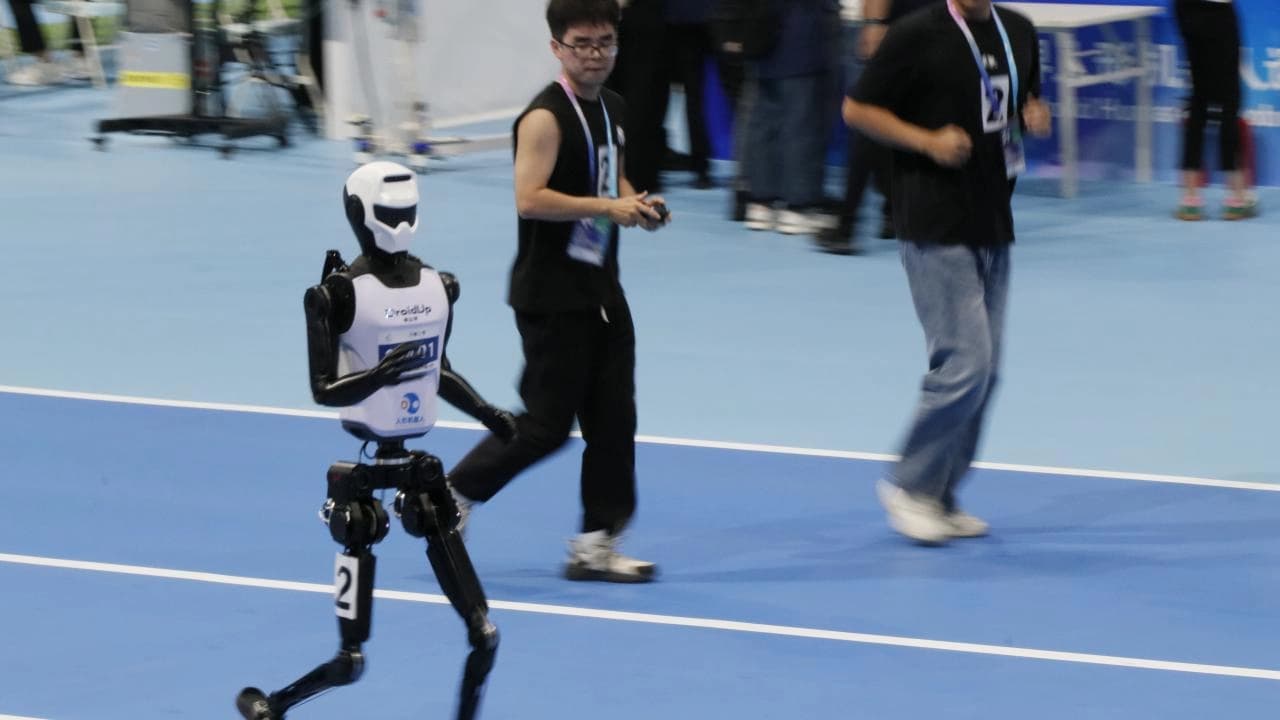 Çinli insansı robot 100 metreyi Usain Bolt'tan daha hızlı koştu