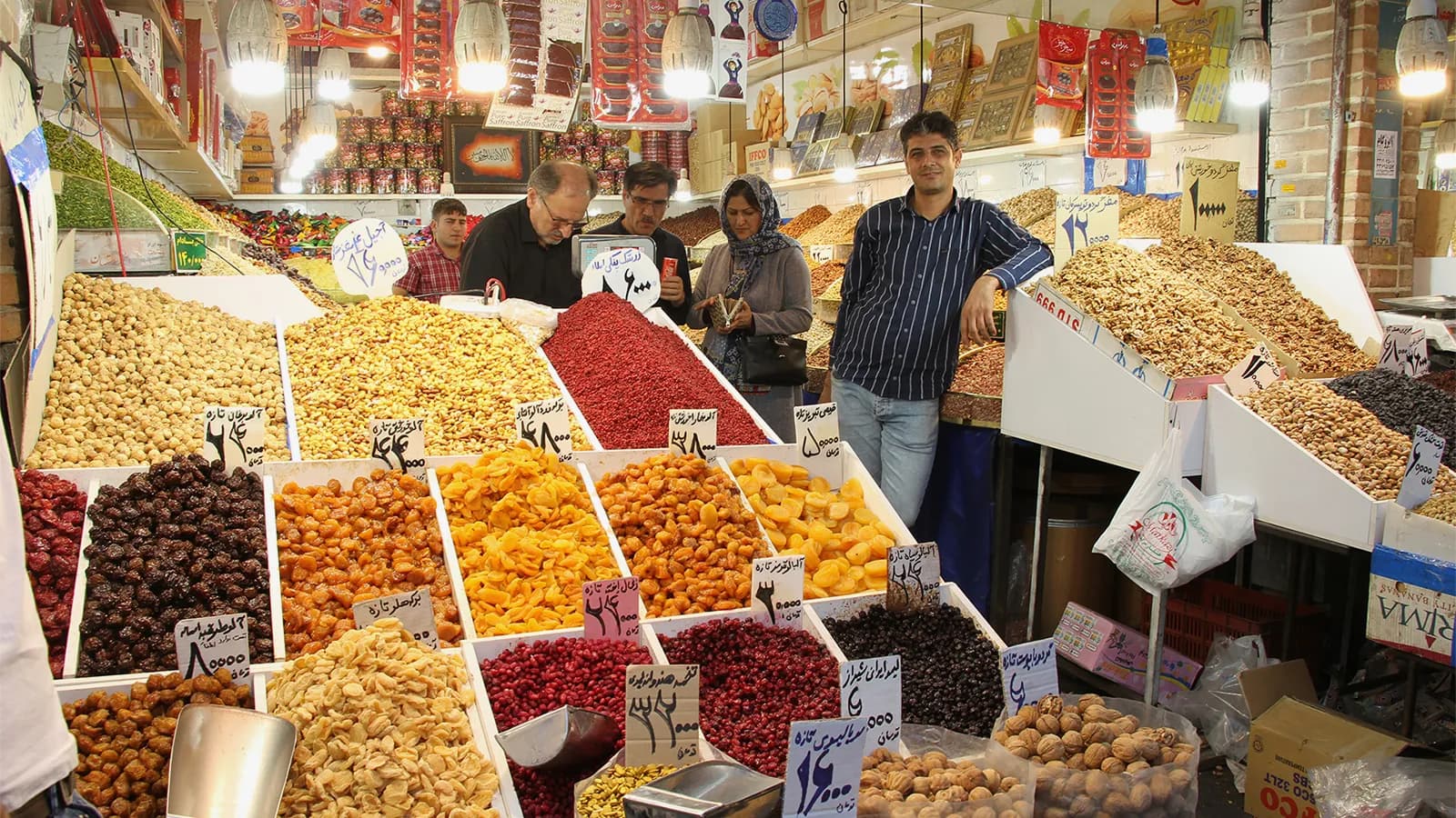 ناوەندی ئاماری ئێران: لە ساڵێکدا نرخی خۆراک و خواردنەوە زیاتر لە 127% بەرزبووەتەوە