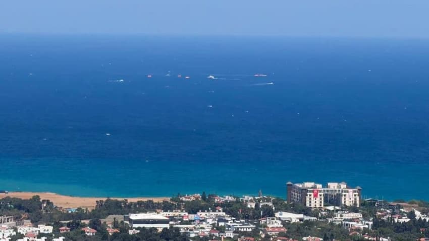 279 kişiyi taşıyan yolcu gemisi Girne açıklarında battı: Can kayıpları var