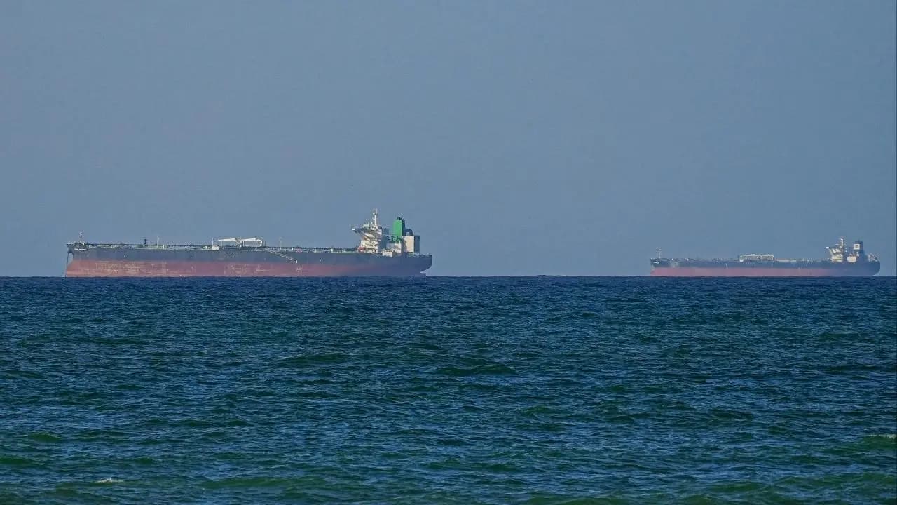 UKMTO: Umman açıklarında Hürmüz Boğazı'ndan geçen bir tanker vuruldu