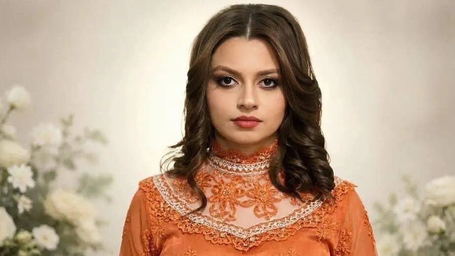 نیلوفەر عەتا. کواڵیتیی وێنەکە بە ژیریی دەستکرد بەرزکراوەتەوە.