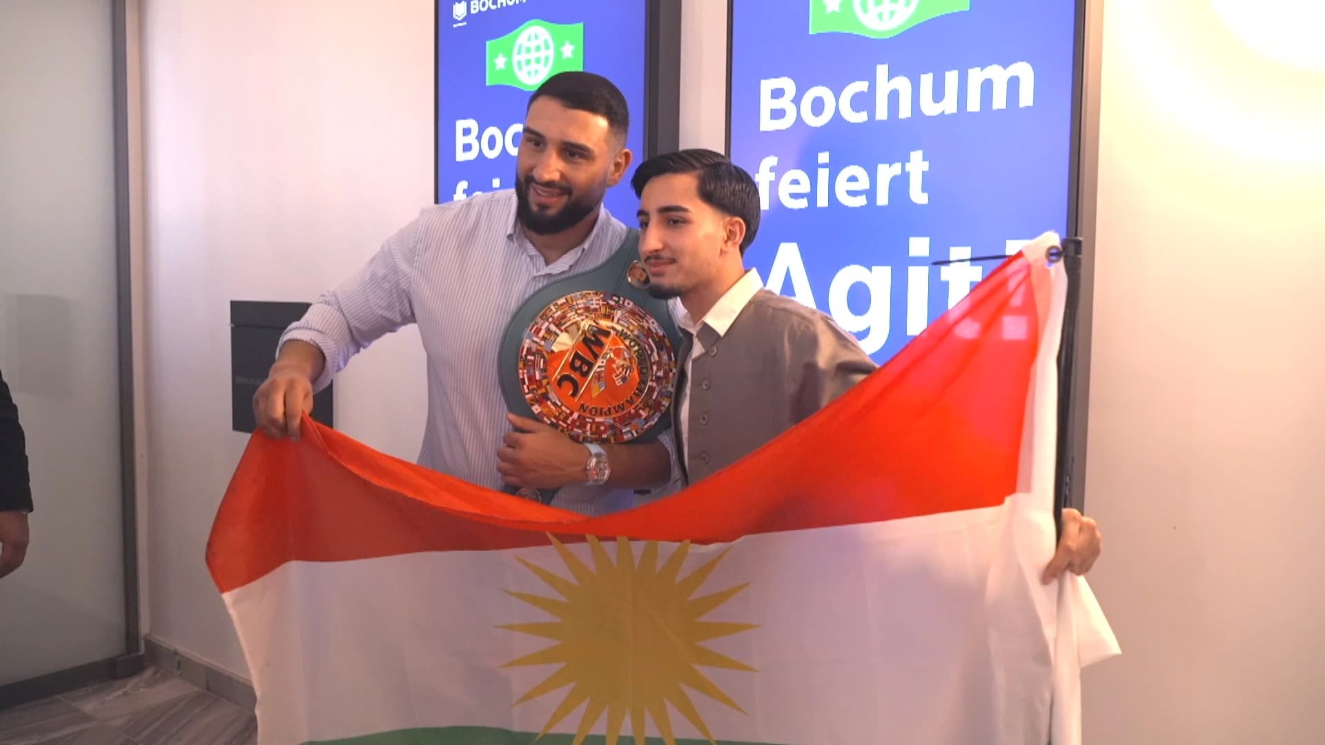 Boksorê Kurd Agît Kabayel navê xwe li Pirtûka Zêrîn a Bochumê nivîsî