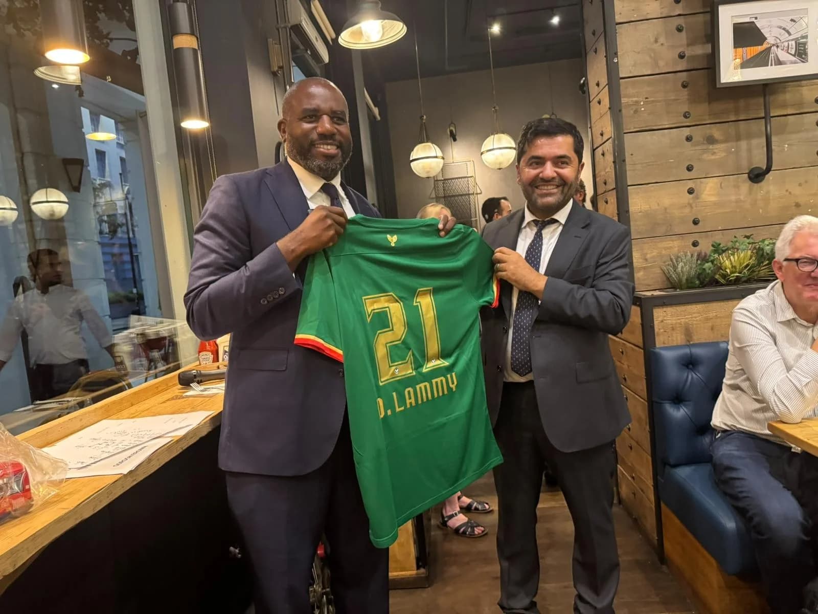 Londra'da İngiliz siyasetçilere Amedspor forması hediye edildi
