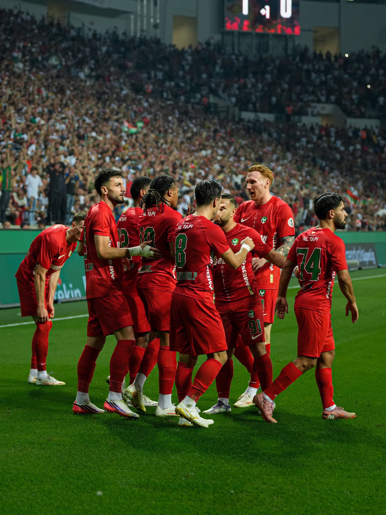 Diyarbakır'da tarihi gece: Amedspor Başakşehir’e gol olup yağdı