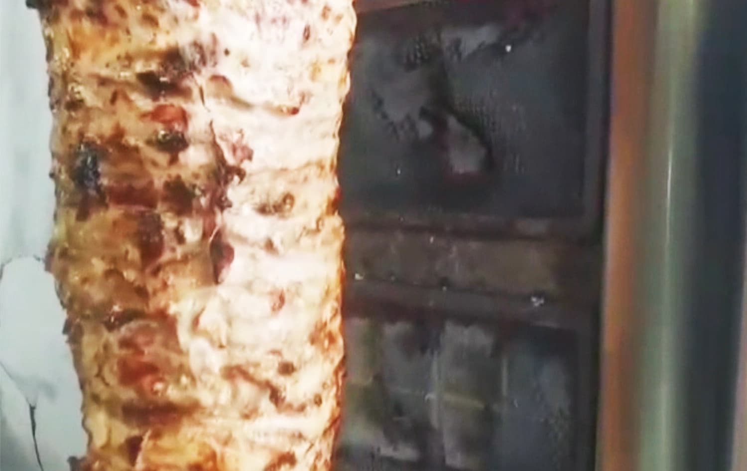 خۆراکناسێک: تەلێکی نێو ئامێری شاورمە مەترسیی تووشبوون بە شێرپەنجەی هەیە