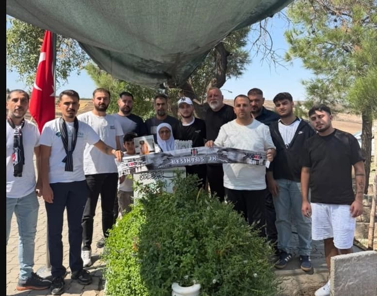 Beşiktaş Çarşı Grubu'ndan Narin Güran ve Rojin Kabaiş’in mezarına ziyaret