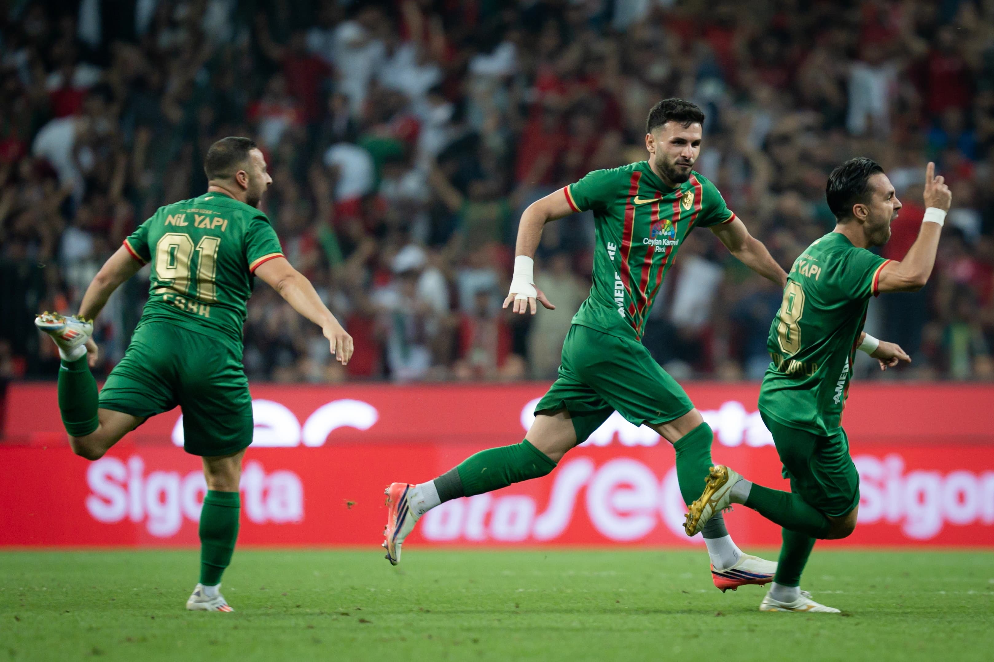 Amedspor Beşiktaş’ı Diyarbakır’da devirdi, Süper Lig’de liderliğe yükseldi