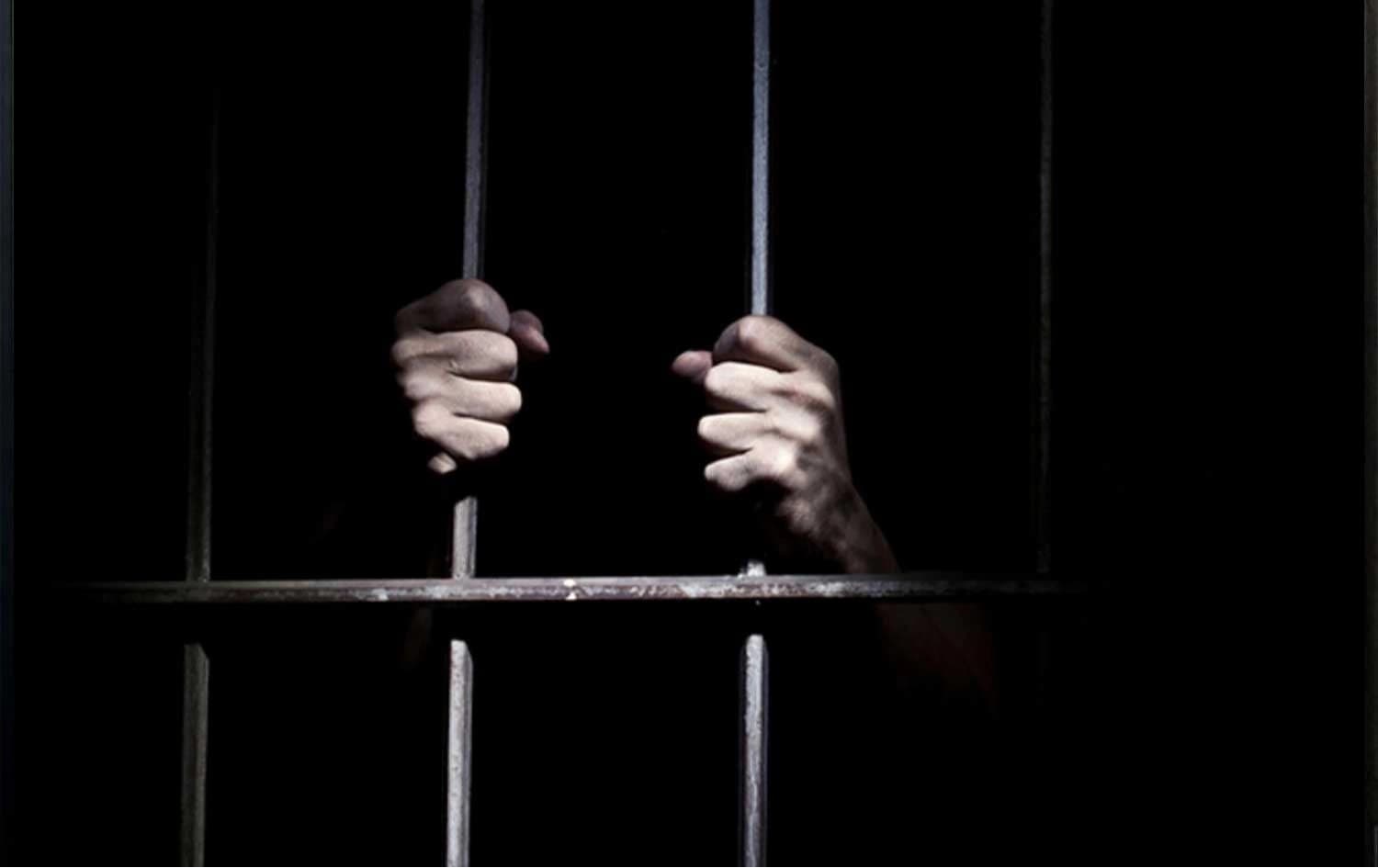 وێنەی زیندانییەک کە تەنیا بۆ روونکردنەوەی هەواڵەکەیە