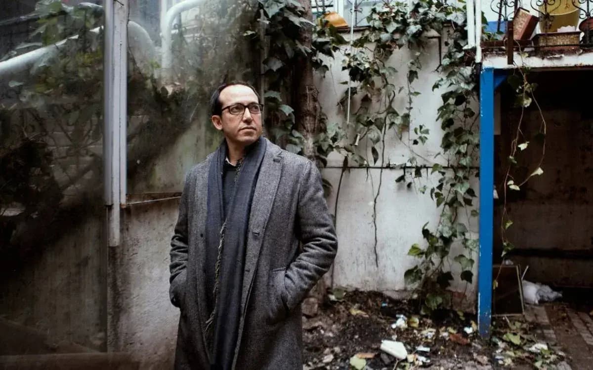 Nivîskarê Kurd Burhan Sonmez li Slovakyayê xelatek wergirt