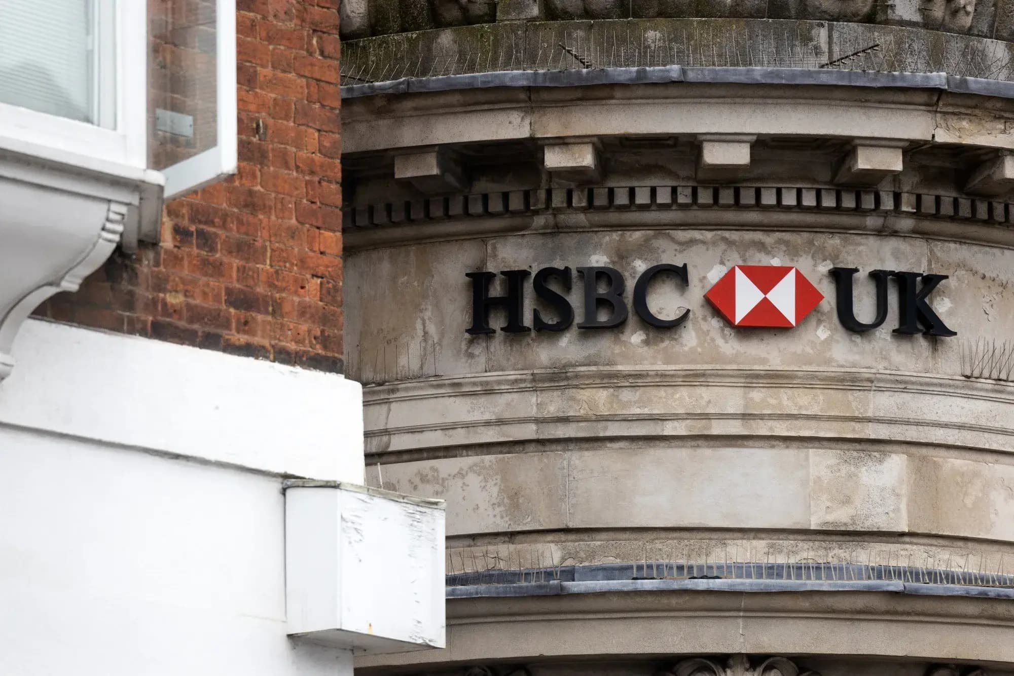 HSBC'den yapay zeka adımı: İngiltere'de yüzlerce çalışanını işten çıkarıyor