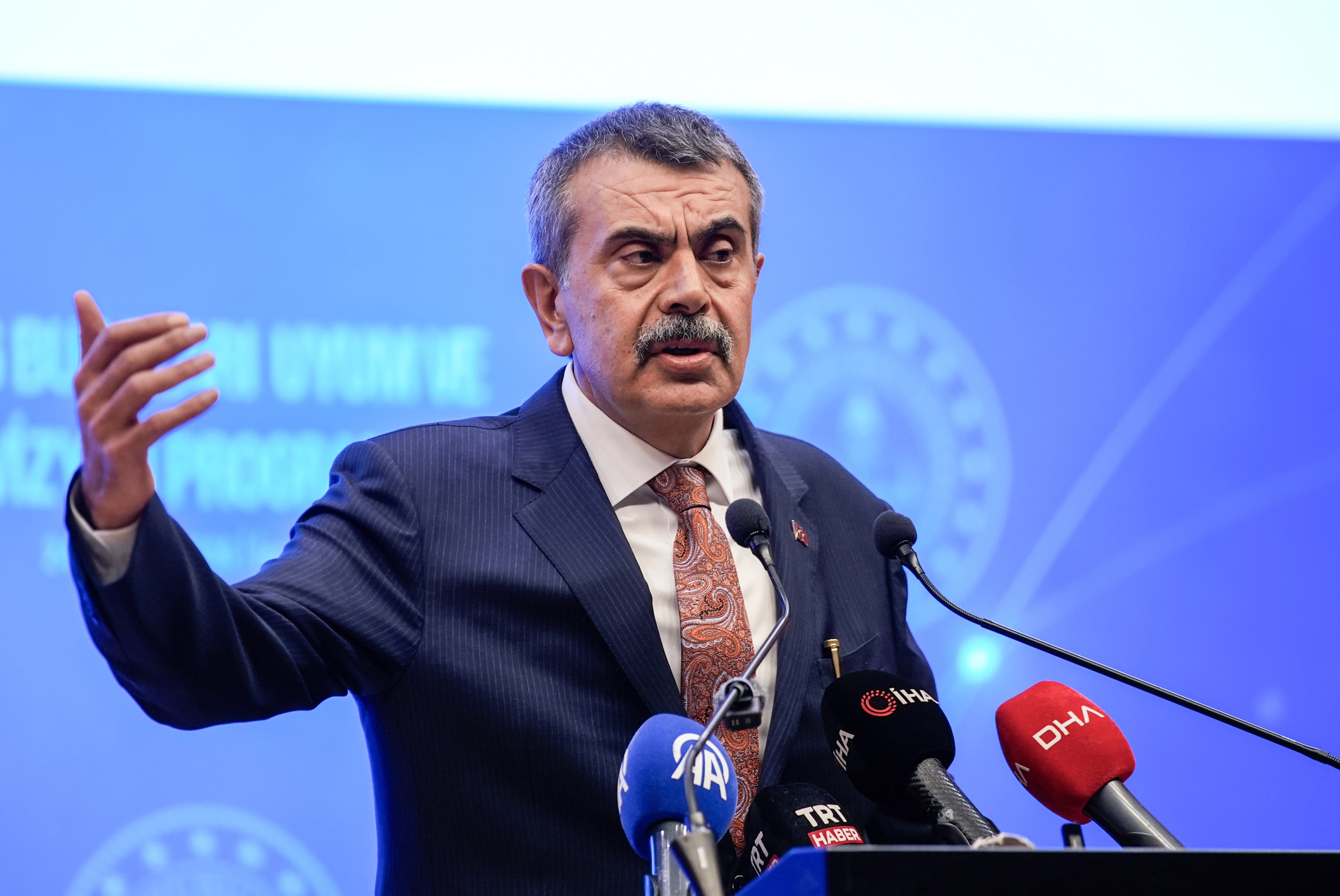 Bakan Tekin: Okullardaki saldırılar salgın halini aldı, sadece polisiye tedbirlerle önlenemez