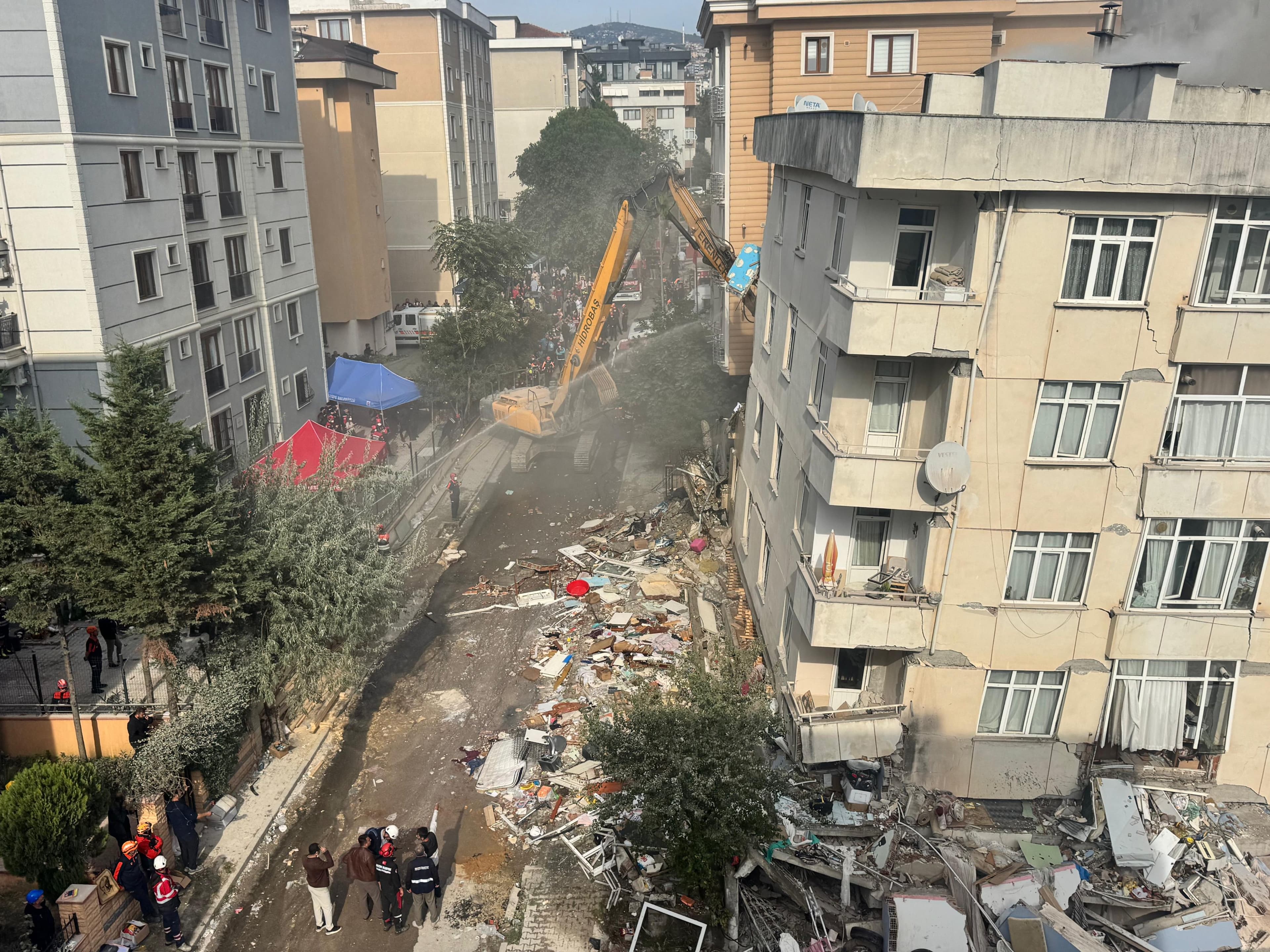 İstanbul’da bina faciası: Enkaz altında arama kurtarma çalışmaları sürüyor