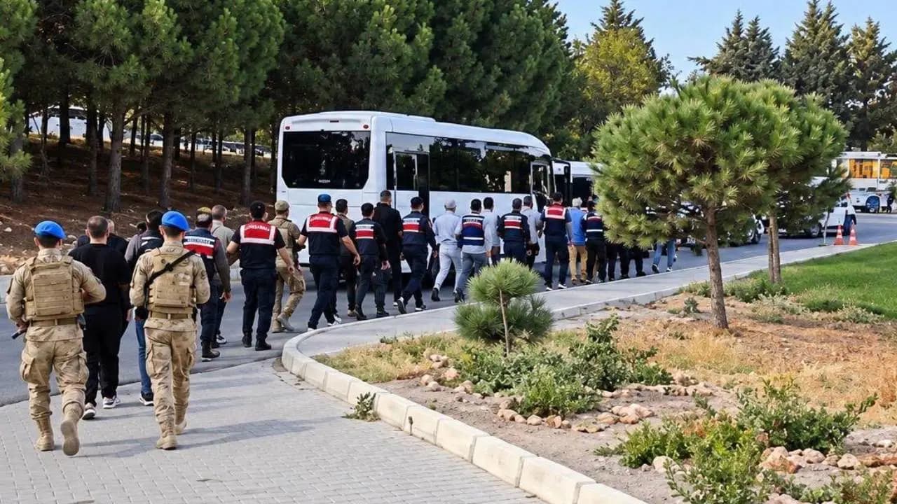 Li Şaredariya Çeşmeyê operasyon, 10 birêvebir û xebatkar hatin girtin