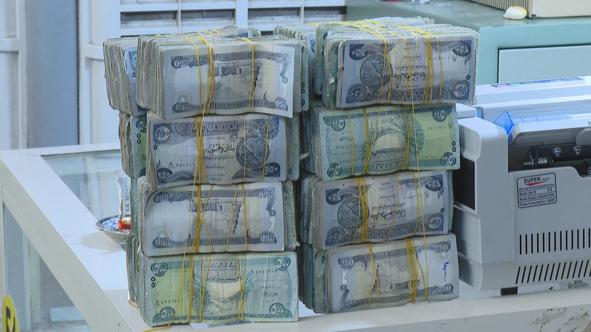قەیرانی 250 دیناری بازاڕی شلۆق کردووە؛ 100 دۆلار بە 135 هەزار دیناریی وردە دەگۆڕدرێتەوە