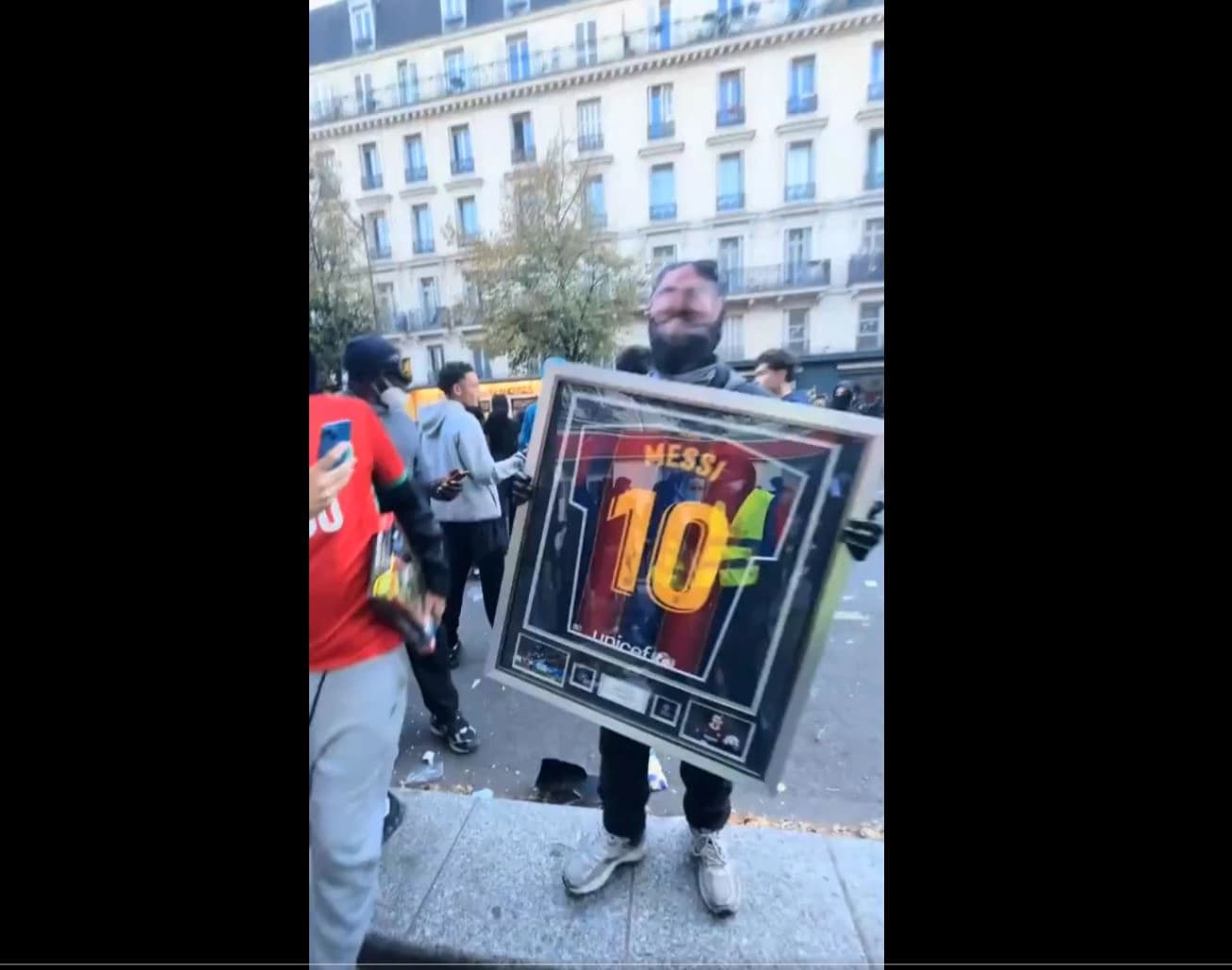 Messi’nin imzalı forması ve kaptanlık pazubandı Paris’te çalındı