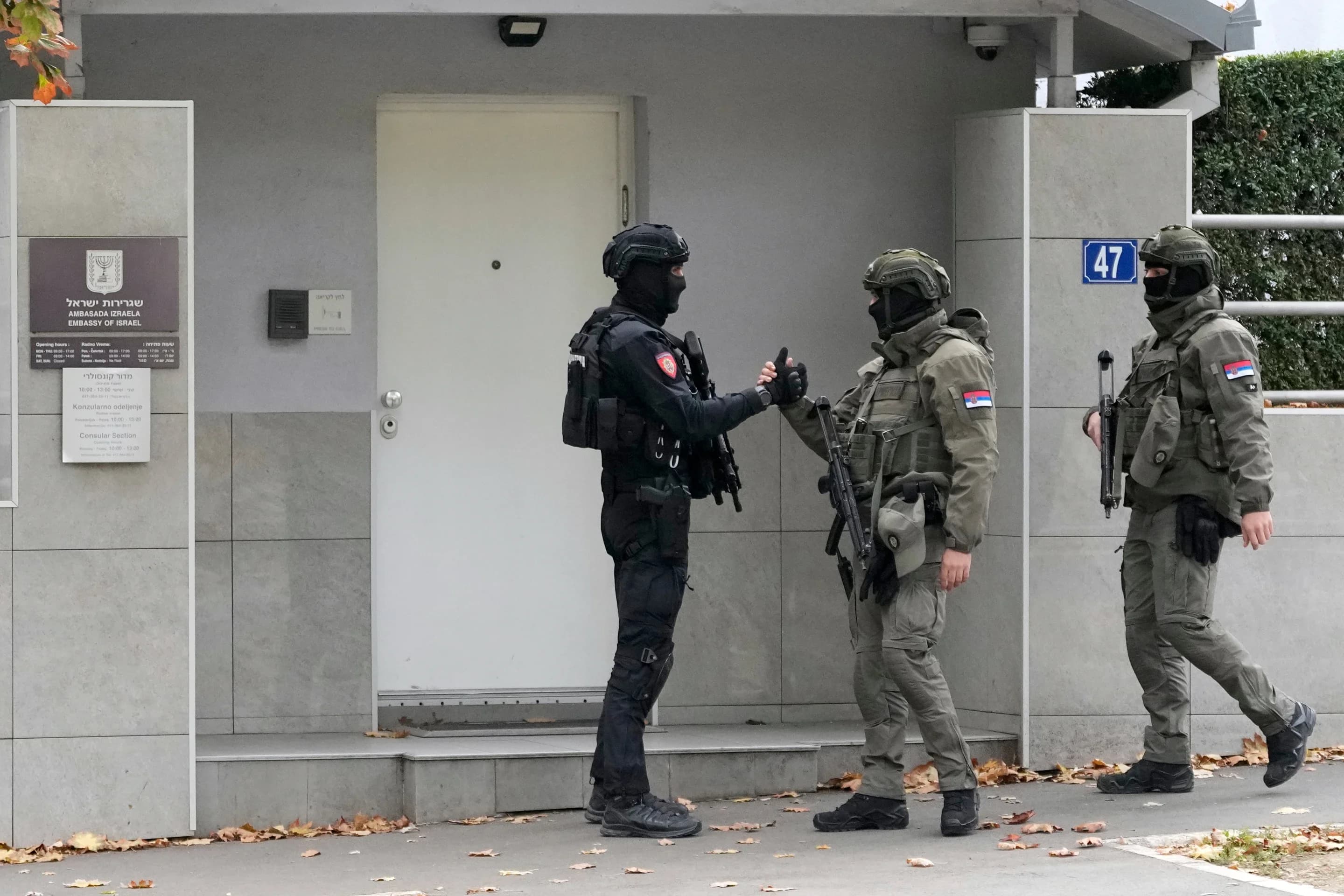 Sırbistan’da İsrail Büyükelçiliği önünde saldırgan öldürüldü