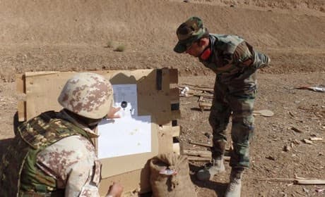 An Italian army trainer shows a Peshmerga fighter where his last shot hit the target. Photo: Rudaw. 