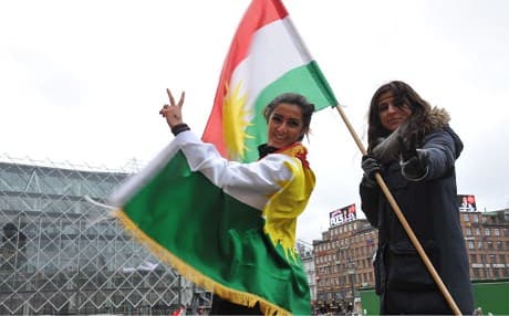 Joanna Palani poses poses with the Kurdish flag. Photo: Erling Madsen.