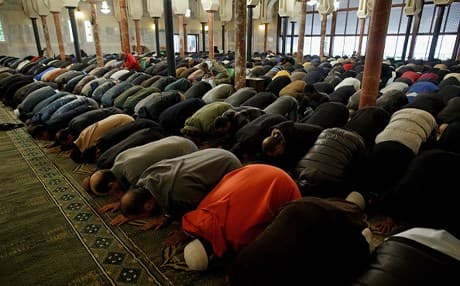 Muslims pray at Madrid's Islamic Cultural Center.  Spain is home to more than 1.7 million Muslims. Photo: AFP/Getty Images.