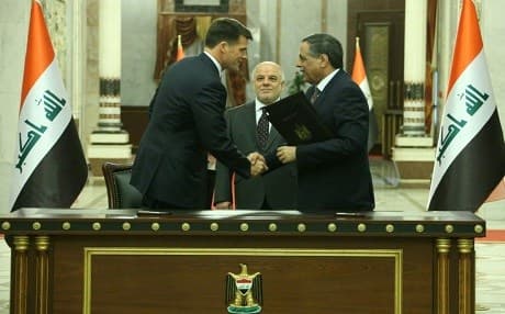 Steve Bolze (left), president & CEO of General Electric Power, finalizes a $1.4 billion electricty deal with Qassim Mohammed (right), Iraq’s minister of electricity, as Prime Minister Haider al-Abadi looks on. Photo: Iraq's Office of the Prime Minister