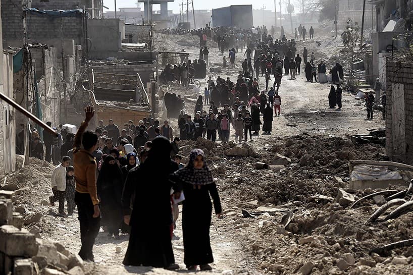 Hundreds of people walk out of western Mosul. Photo: Rudaw