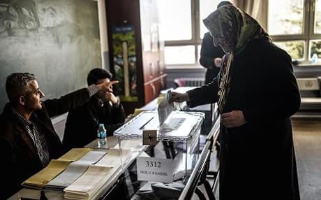 A Turkish woman casts her vote in Istanbul in 2014. Photo: AFP